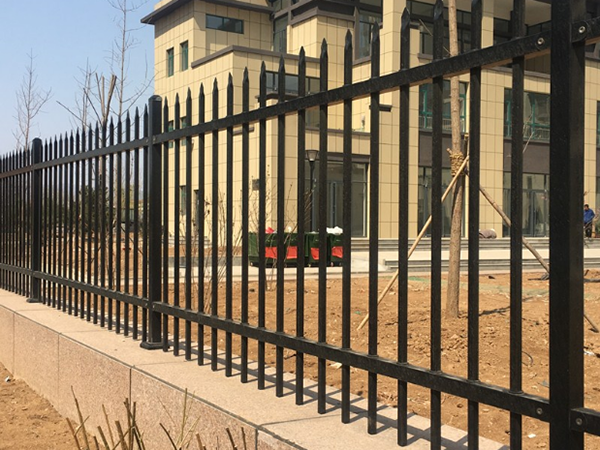 二横杆锌钢护栏案例