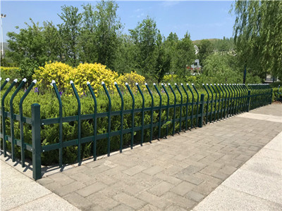 折弯锌钢草坪护栏
